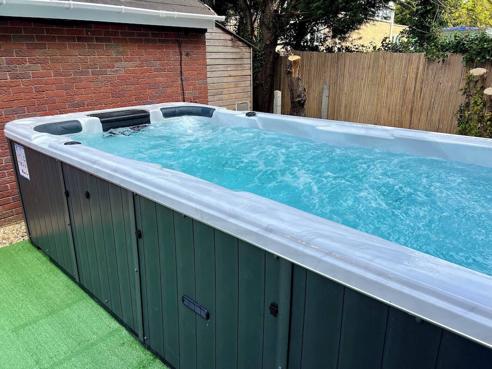 Stratford 4 BR Family Mansion With Pool, Gym & BBQ