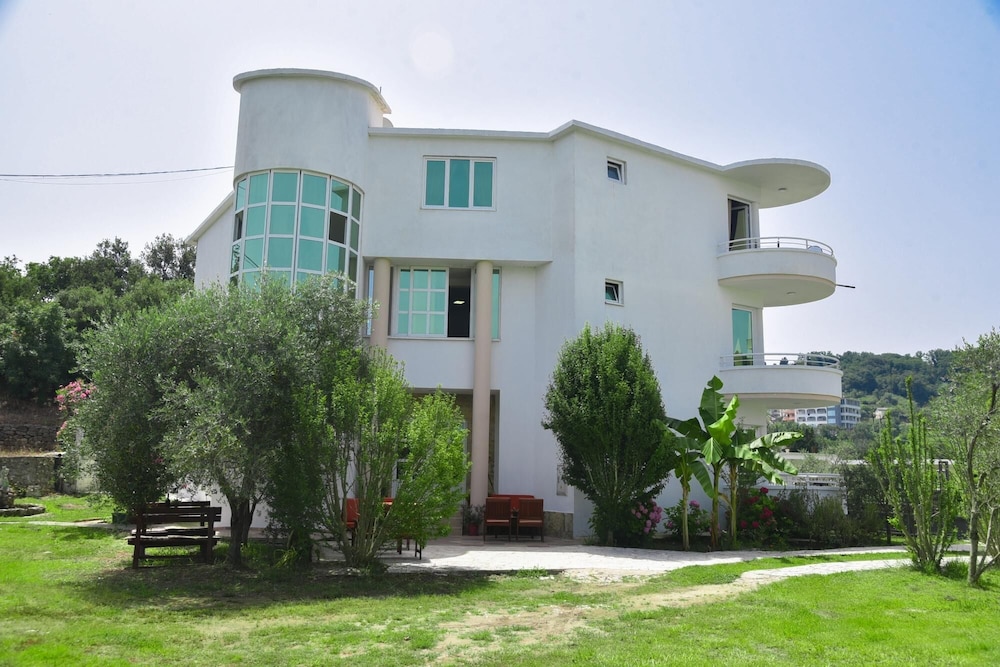 Vacation Flat w Garden and Balcony in Ulcinj photo 3