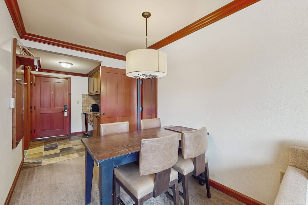2BR Condo w/ Pool Access, Hot Tub, & ski In/out