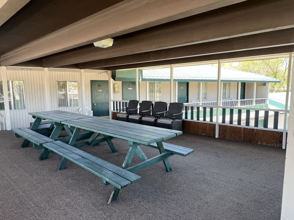 Silver Spur Motel - Property Image 3