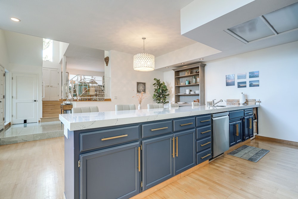 Swim, Golf & Relax: Luxe Townhome in Aptos