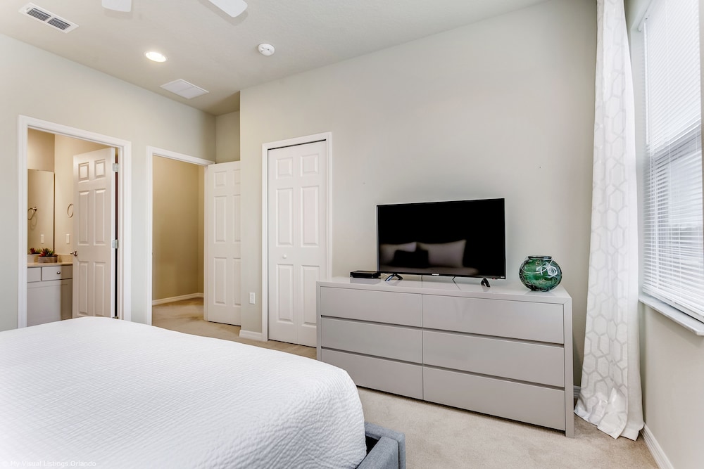 Spacious Home w/ Private Pool/spa! Sleeps 21