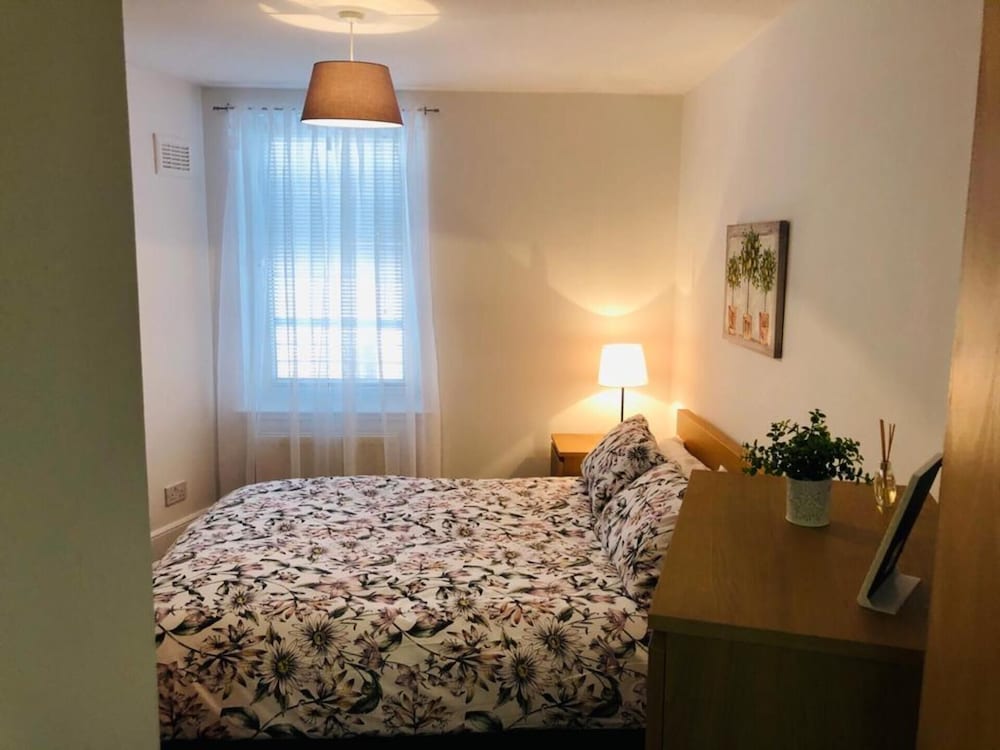 Remarkable 2 Bed Apartment in Edinburgh view 5