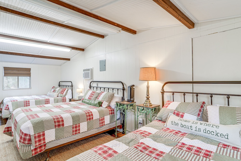 Pet-friendly Higden Getaway < 1 Mi to Marina! view 2
