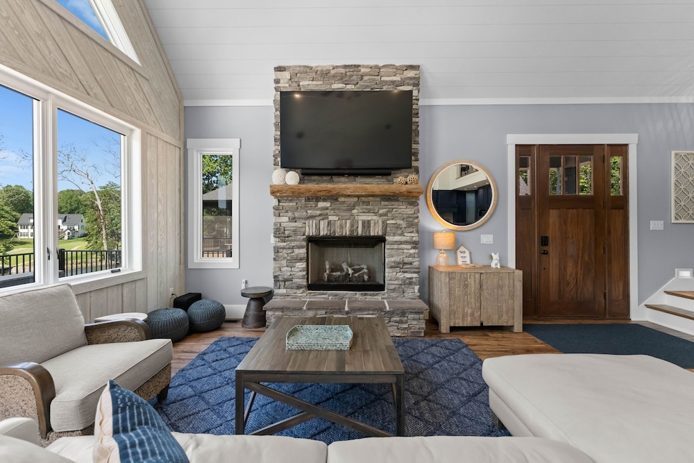 Blue Heron by Avantstay Lakefront Dock Pool Theater Sleeps 22