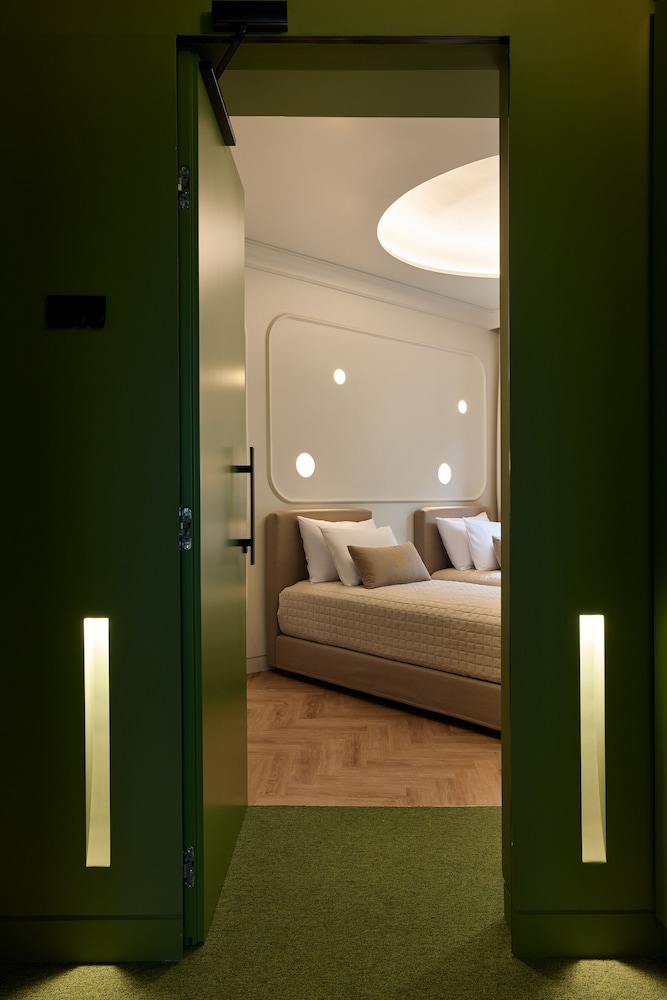 Dwell - Elegant City Stay