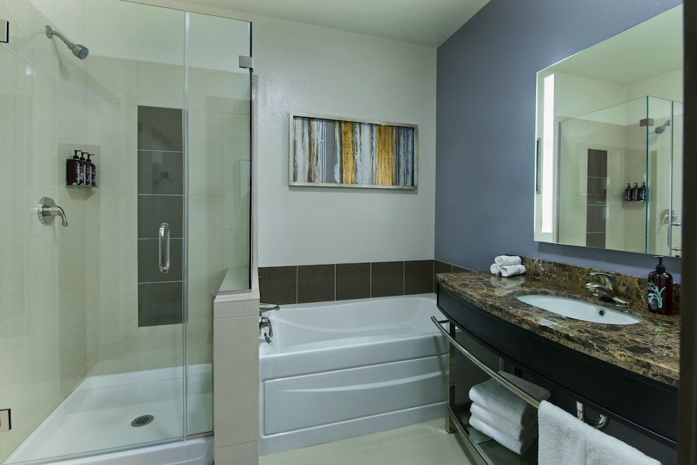 Rohnert Park Vacations - Oxford Suites Sonoma County - Property Image 8