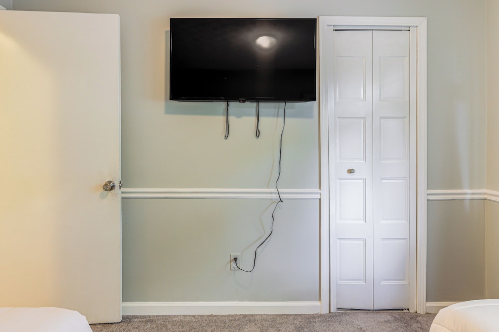 Steps to Park: Dog-friendly Condo in Conyers!