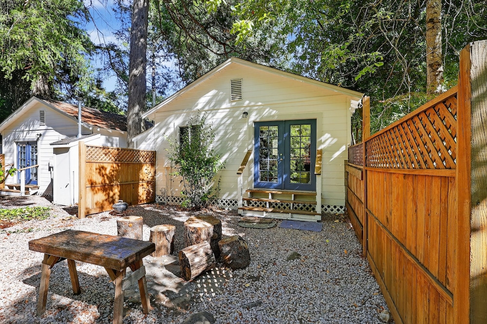 Rouge Cobb Mountain Hotel - Cabin 1