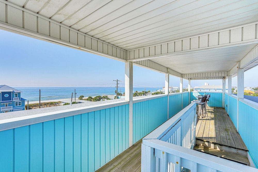 Walk to Beach: Condo w/ Balcony in Pcb!
