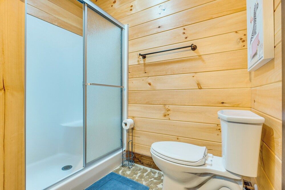 15 Mi to Hocking Hills: Secluded Cabin w/ Hot Tub