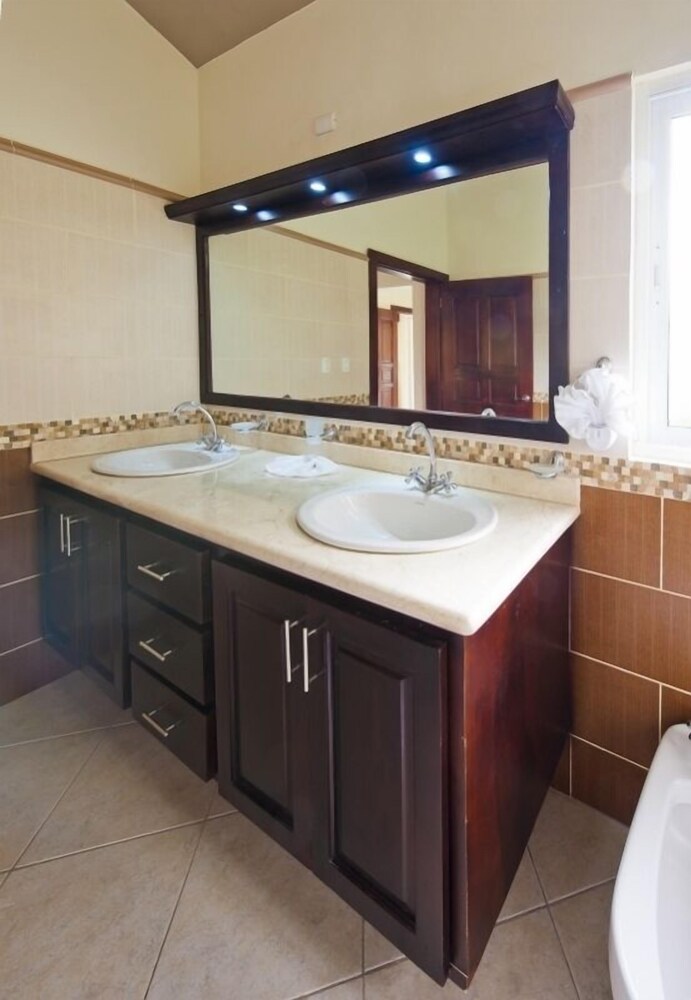 Privacy and comfort luxury 6 bedroom villa
