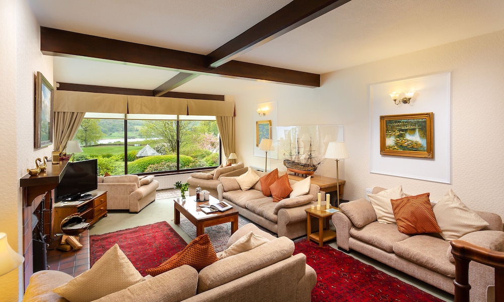 Lakefield House