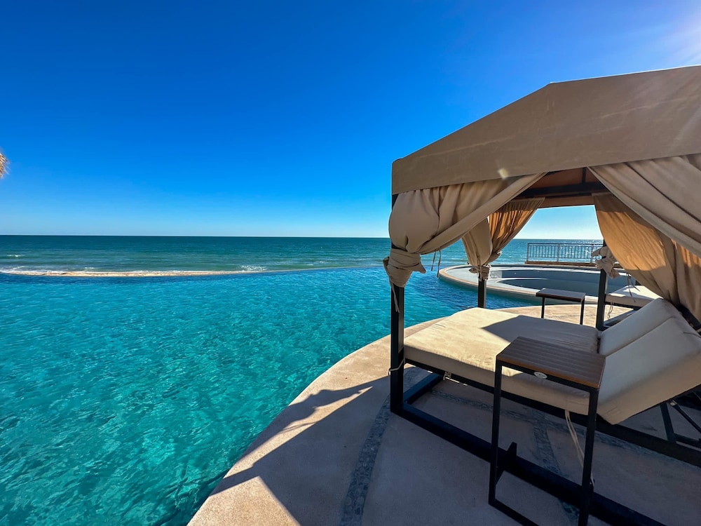 Paradise Found Luxe 2BR Condo in Iconic Location