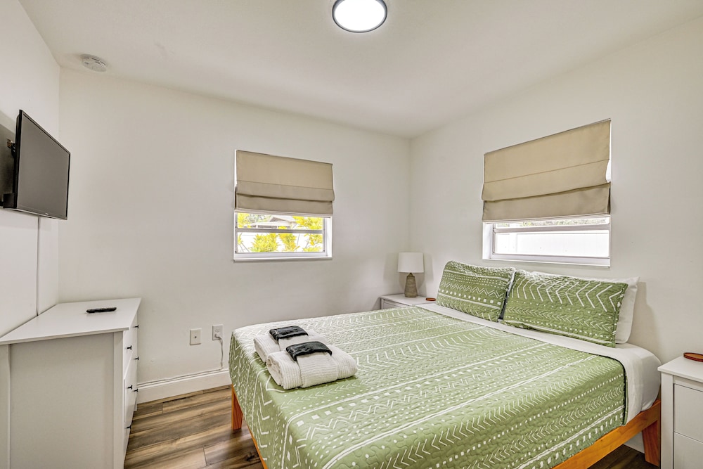 1 Mi to Busch Gardens: Modern Home w/ Private Yard