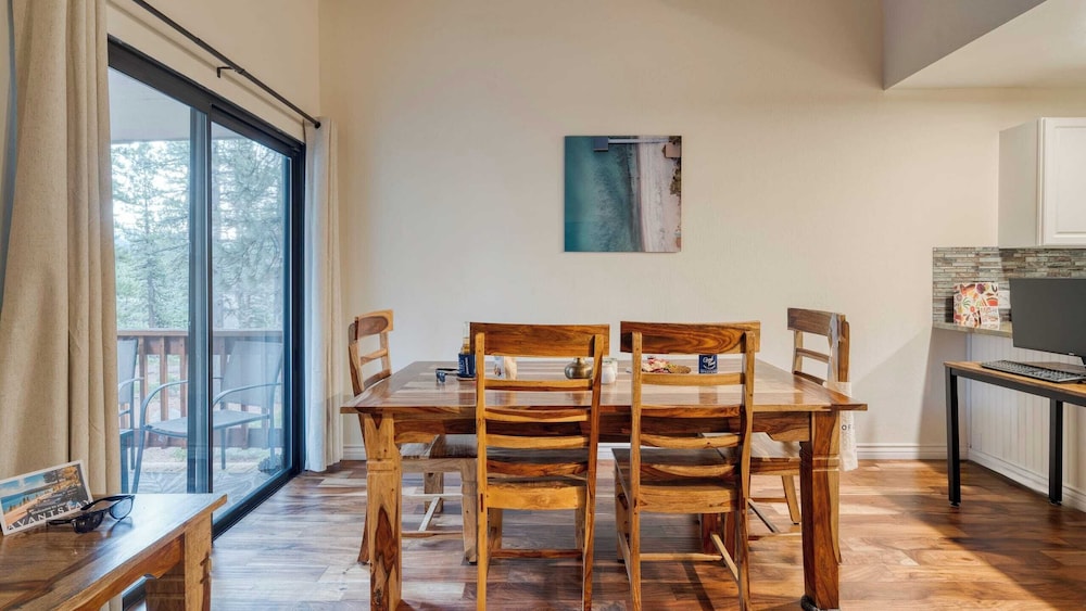 Crystal Pines Cozy Lake Tahoe Escape With Fully Equipped Kitchen and Balcony Views