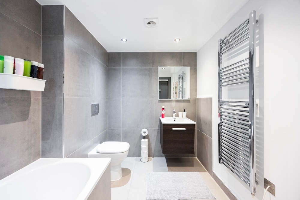 2 Bed 2 Bath Deluxe Flat in Kensington