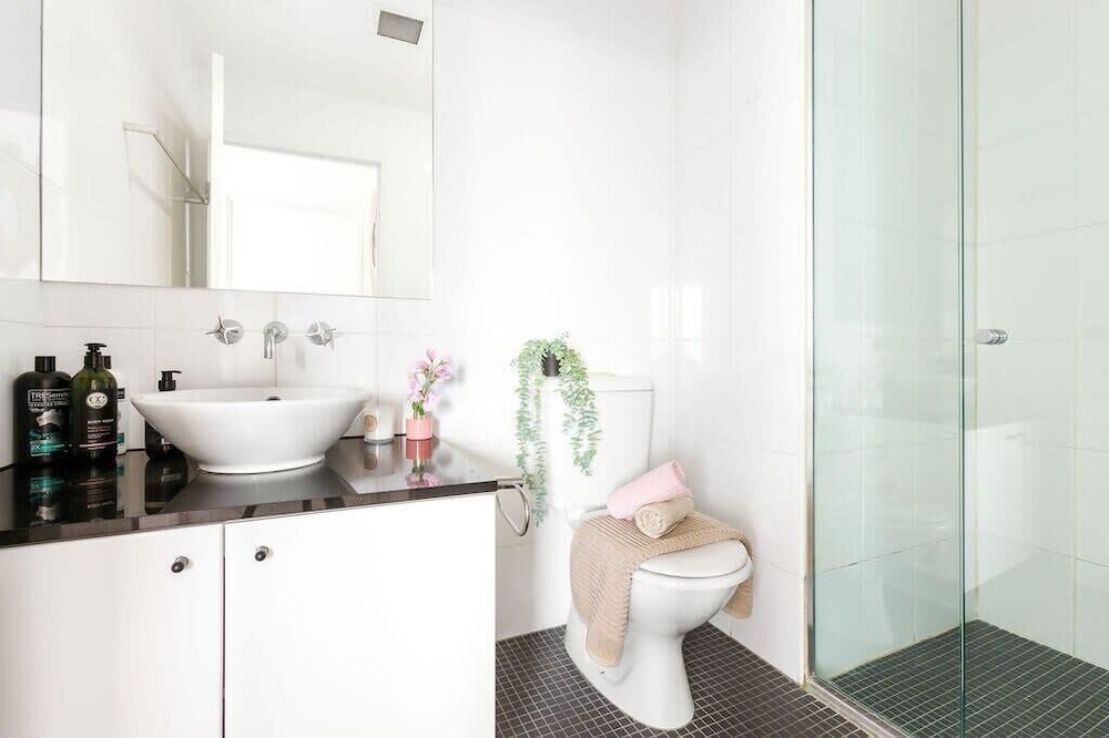 A Comfy & Spacious 2BR Apt Harbour View