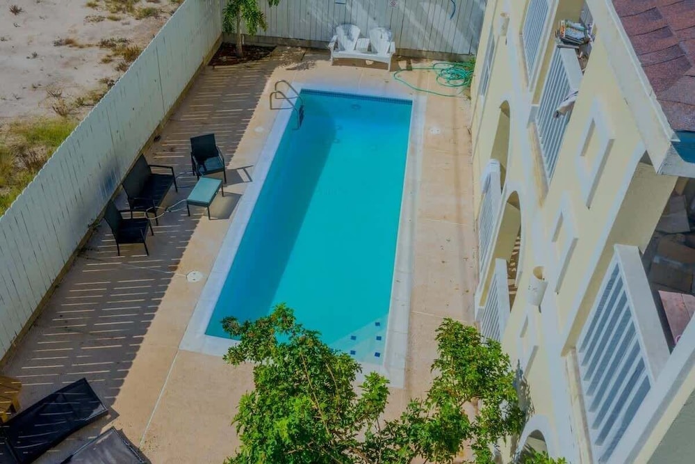Open & Modern Pool #b Walk To Beach 2 Bedroom Condo