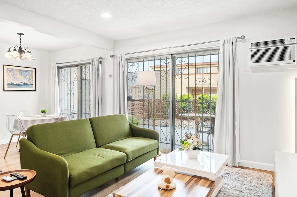 Modern Cozy Retreat Stylish Stay With Patio & Parking