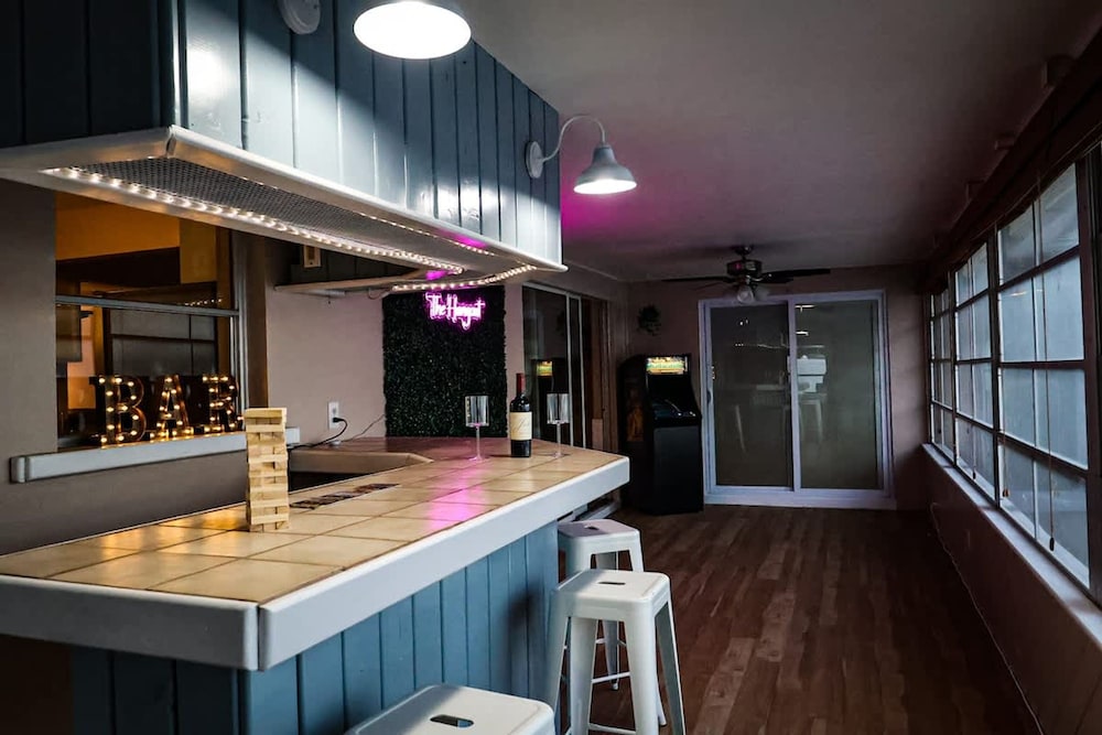 Four Bed Home With Pool Game Room Bar Near Beach