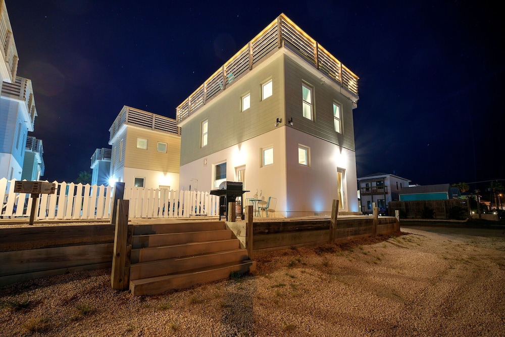 Seaside Lookout by Avantstay Port A Views