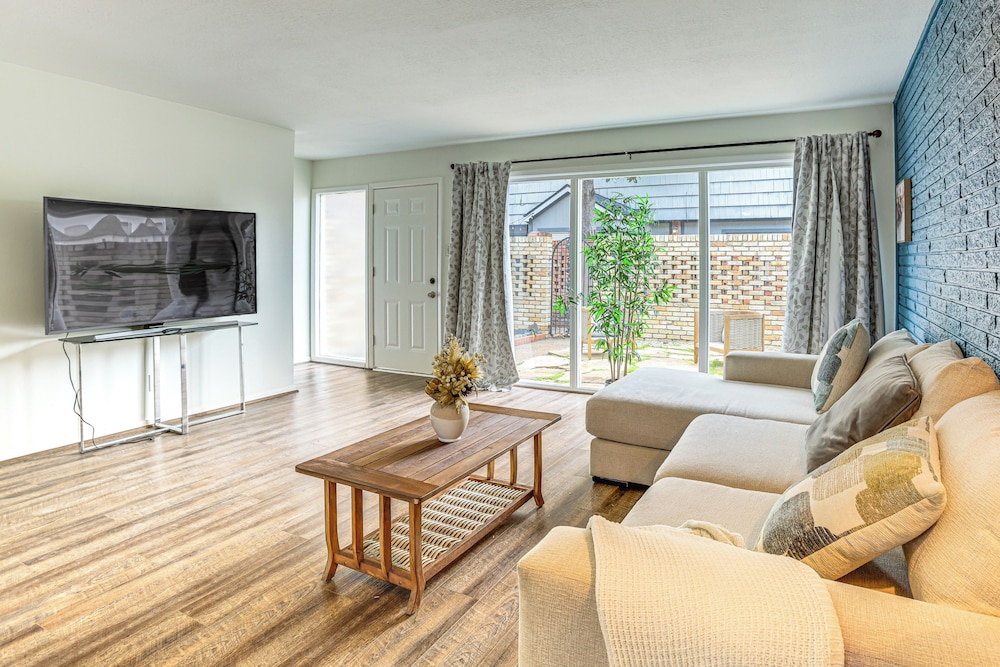 1 Mi to The Galleria: Houston Townhome w/ Patio!