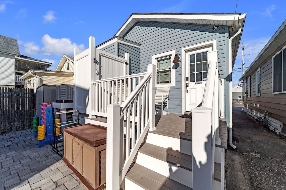 Cozy 3-br Retreat, Four Blocks To Beach & Boardwalk 3 Bedroom Home