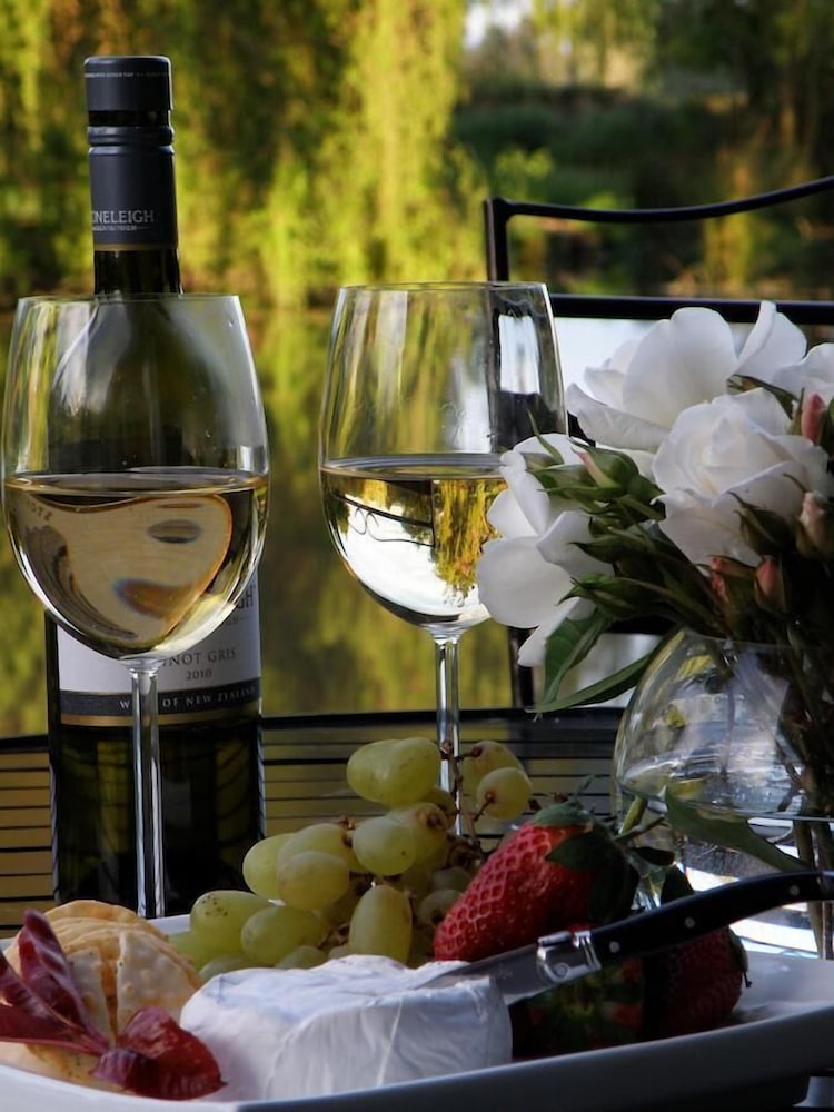 Revive On Oakview Boutique Accommodation and Spa