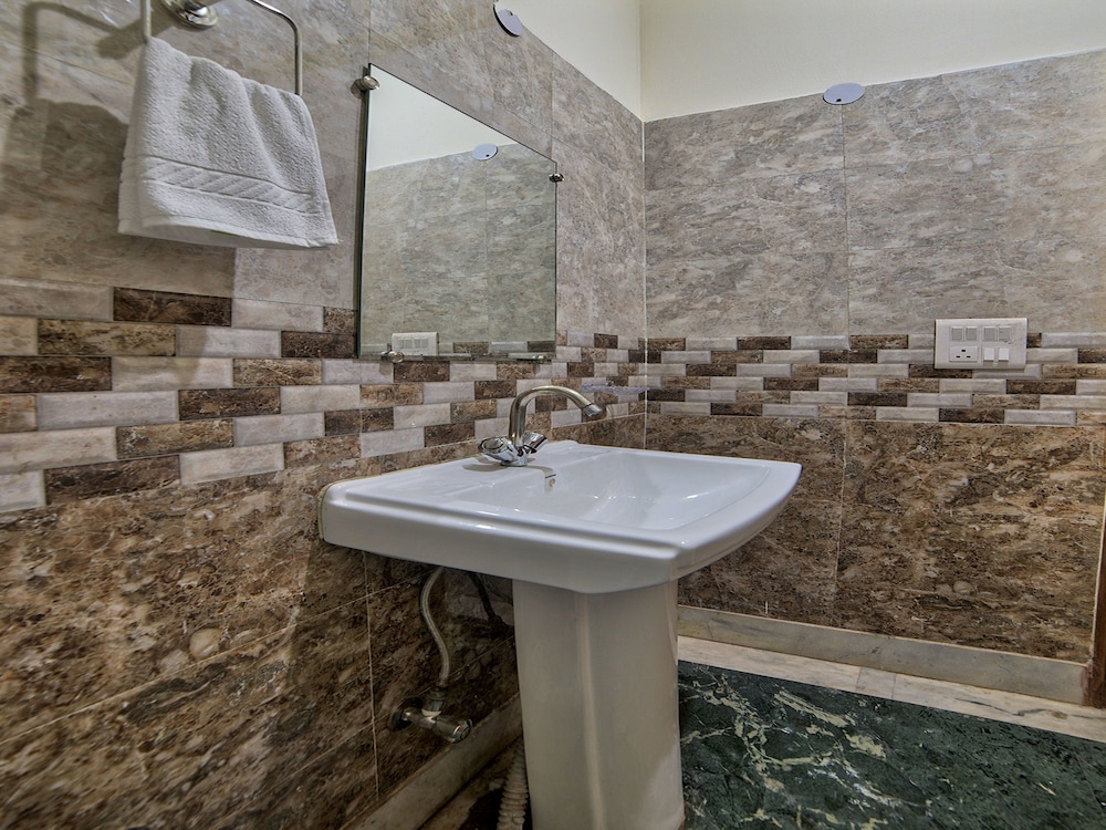 OYO 14246 Onella Rooms