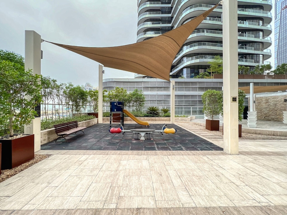 Amazing 1 BR Apartment Damac Mall Street
