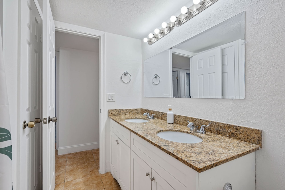 4BR With Private Pool and Game Room - Prime Location