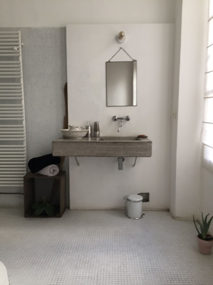 Liberté en Marseille — bathroom