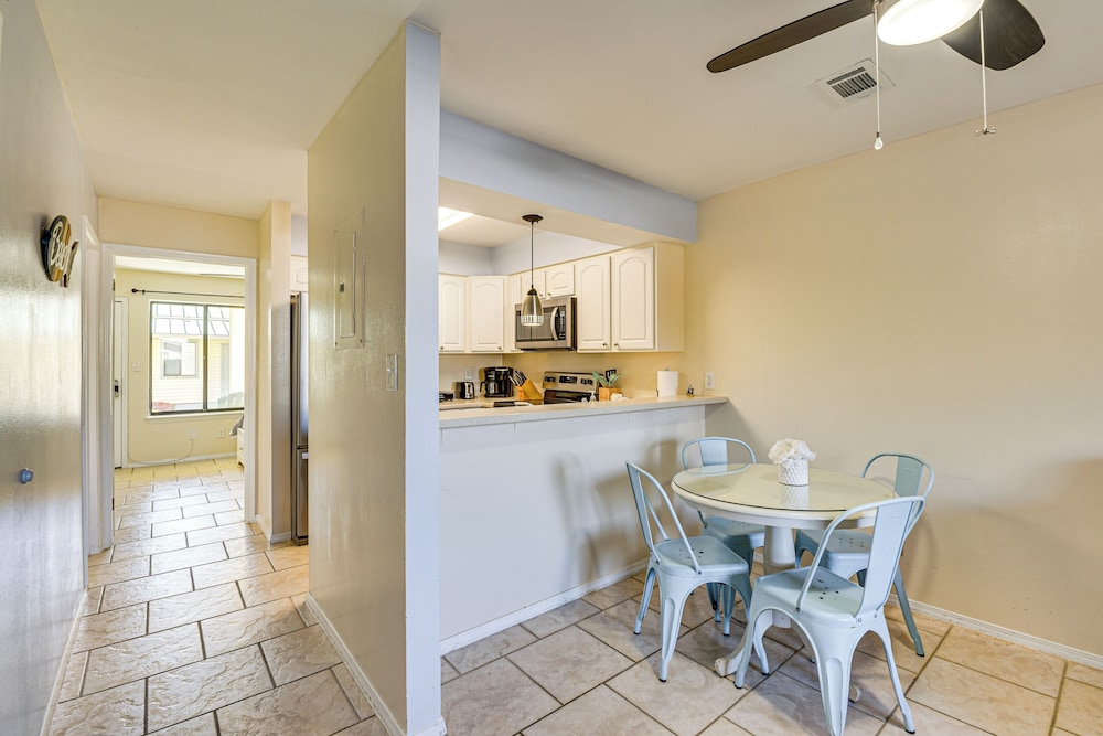 < Half-mi to Beach: Quaint Destin Condo