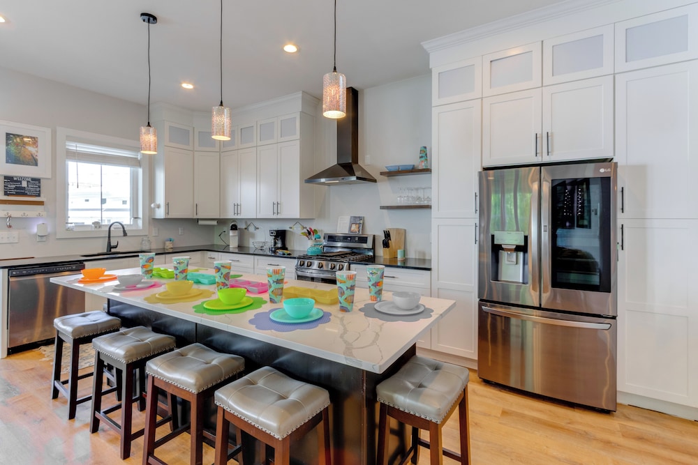 Steps to Buckeye Lake: Family-friendly Home