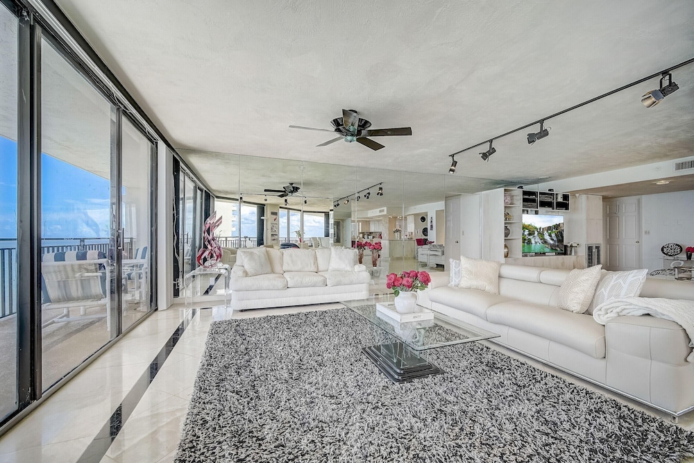 Sherwin Condominium 1801