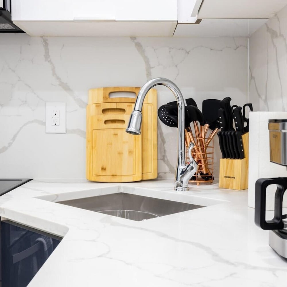 317-1an - New Modern 1BR W D Walk to Central Park
