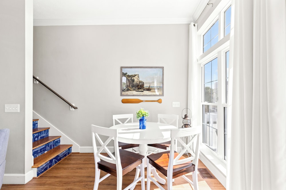 Sailors Cove: 5-bedroom, 4.5 Baths, Sleeps 12! Steps Away From the Beach!