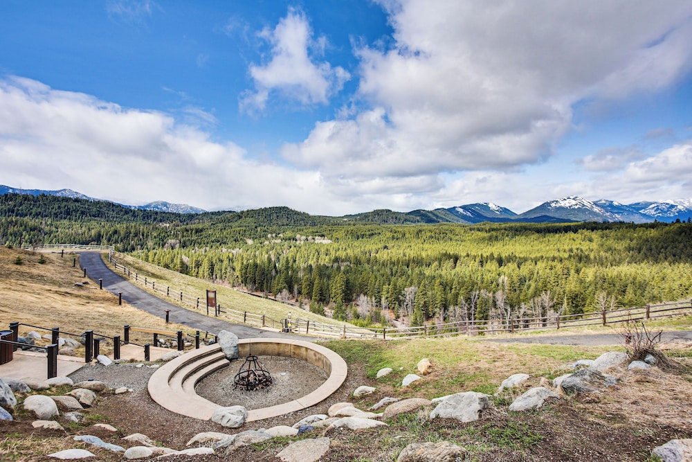 Hike, Ski & More: Cle Elum Resort Condo