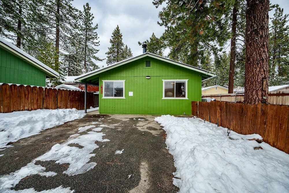 The Green Cabin A Few Blocks To Lake Tahoe 833t 3 Bedroom Home
