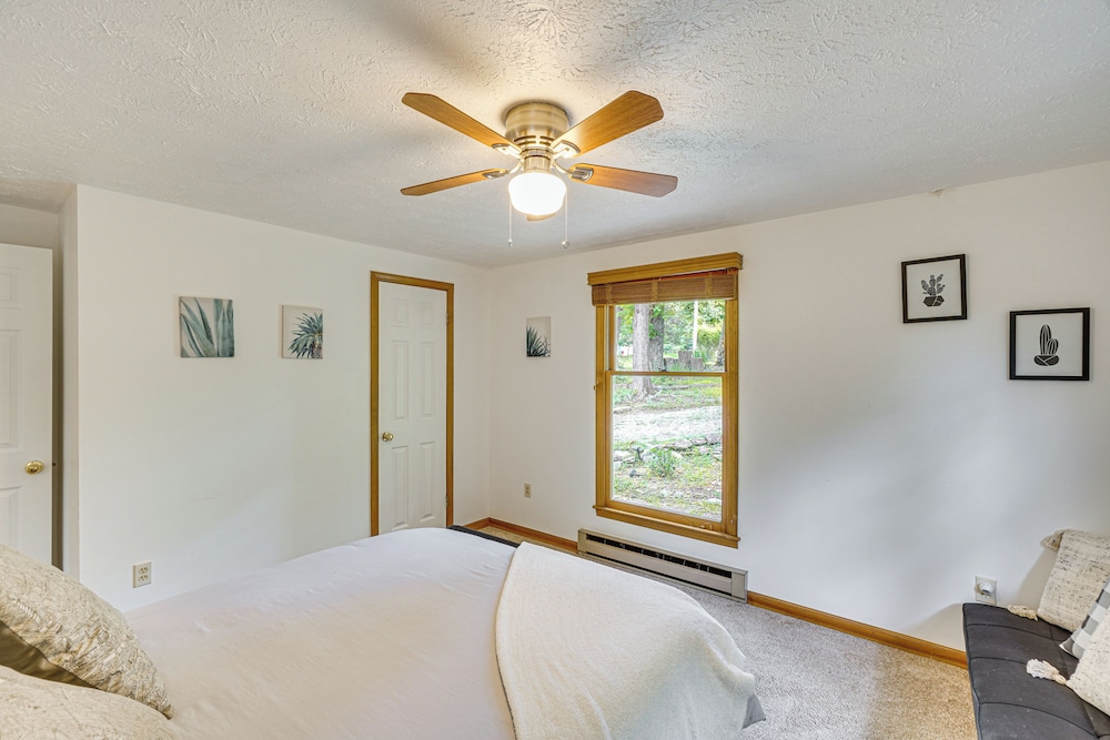 5 Mi to Harpers Ferry Nhp: Quiet Home w/ Deck