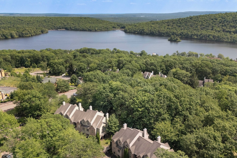 Highland Hideaway by Avantstay Group Poconos Retreat w/ Patio + Game Room