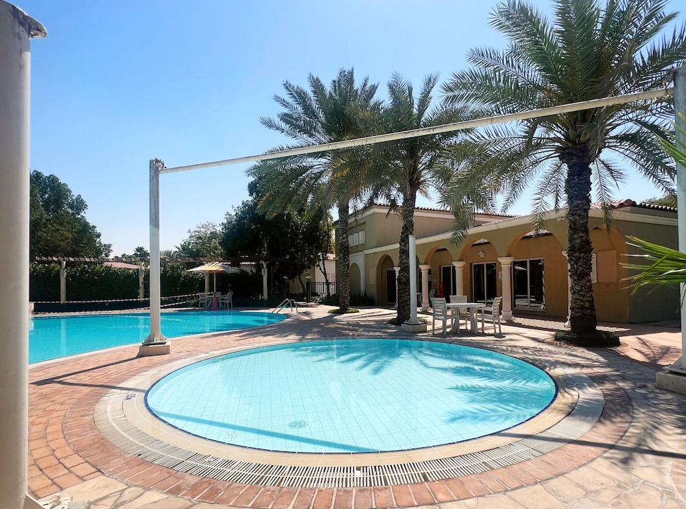 Artsy 4BR DIP Villa w Community Pool Gym