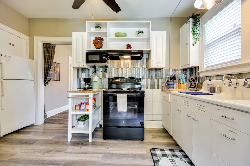 Walk Downtown: Inviting Apartment in Greensboro!