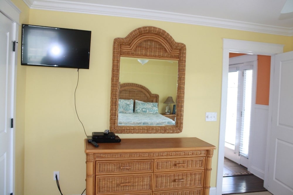 Beach Crew 4 Bedroom Home by RedAwning
