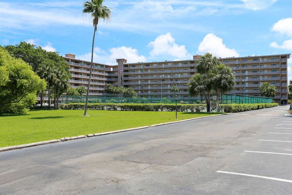 Bayshore Yacht & Tennis 216