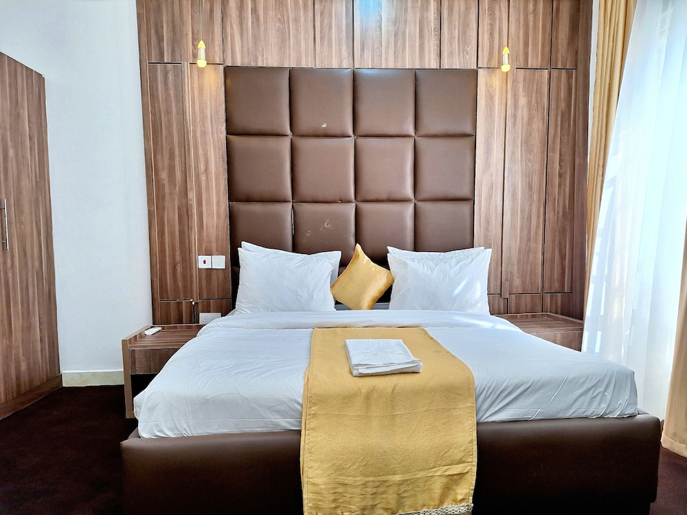 Luxxe Suites By Almond