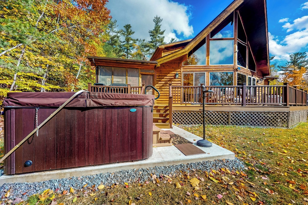 3BR Home w/ Private Hot Tub, Kayaks & Lake Views