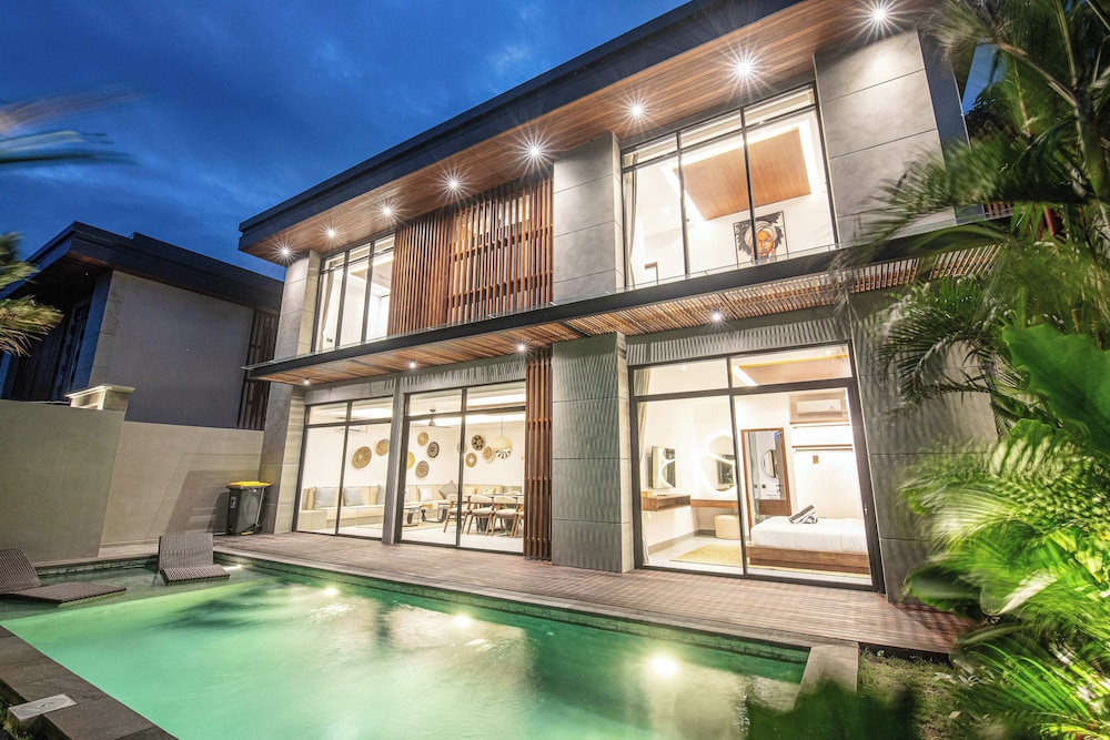 Tropical Elegance 5BR Canggu Villa Near Beach