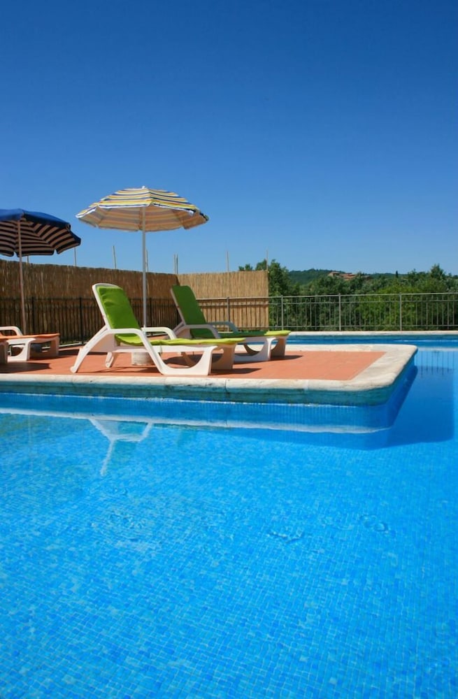 Stunning private villa for 8 guests with private pool, WIFI, TV, terrace, pets allowed and parking